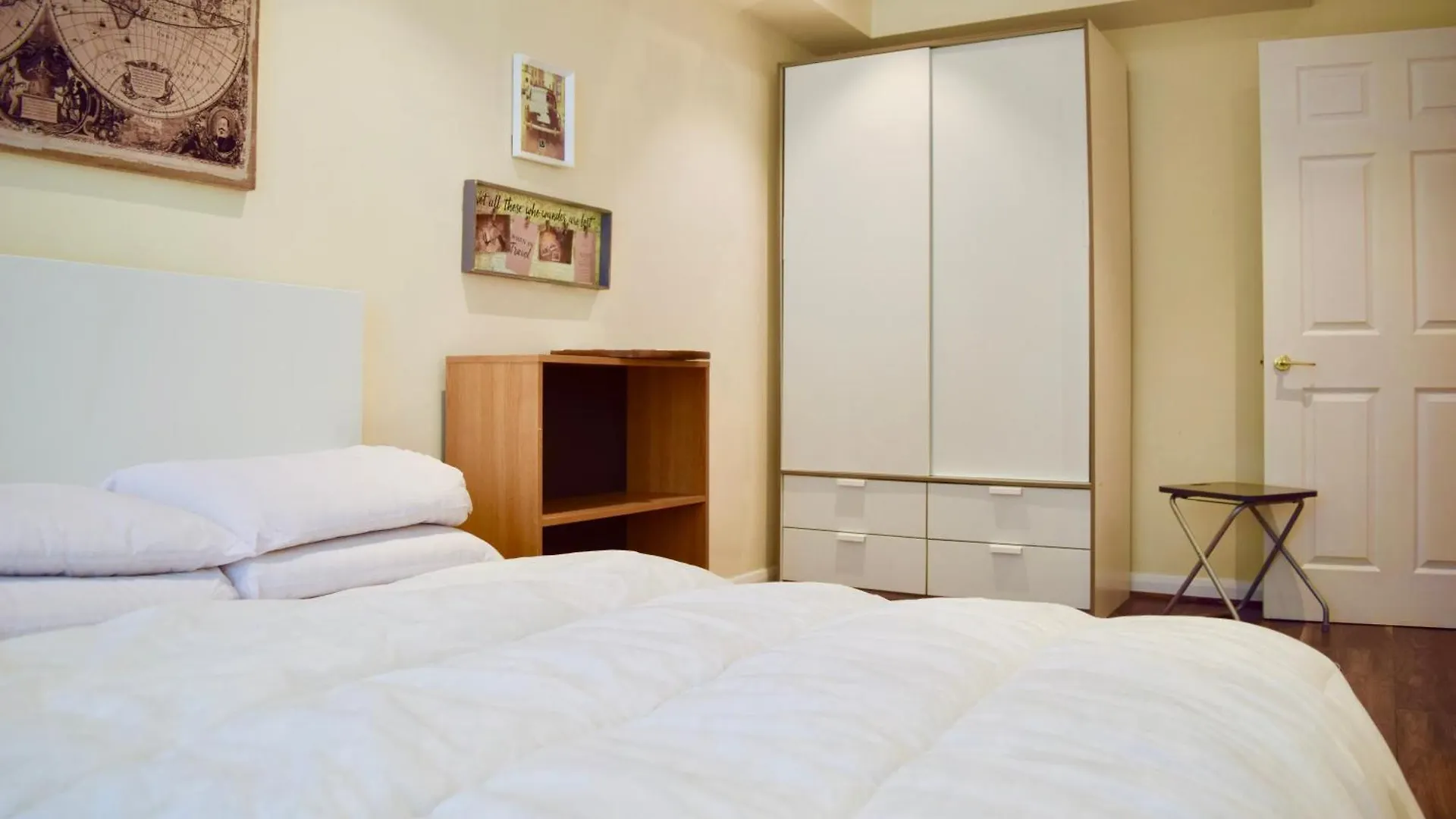 Stylish And Homely 4 Bedroom Home In East London Apartment