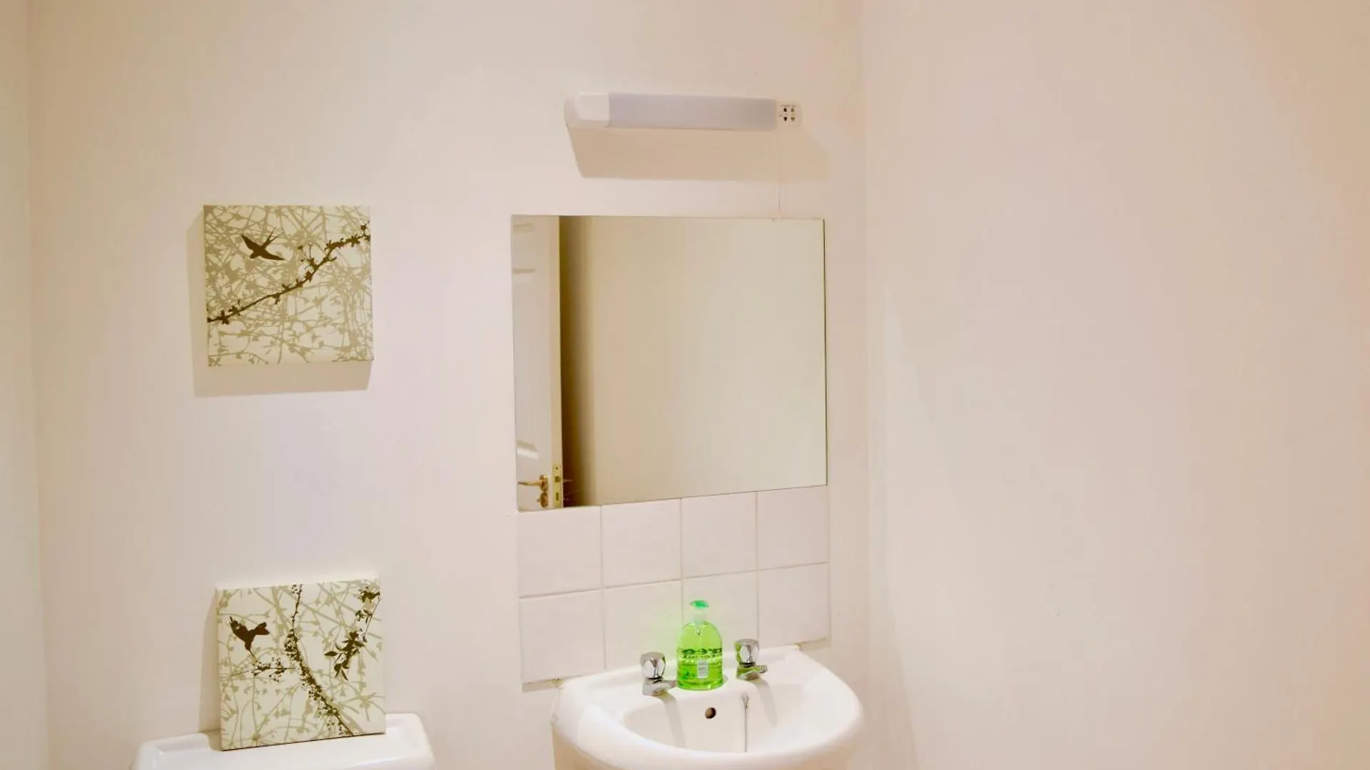 Stylish And Homely 4 Bedroom Home In East London