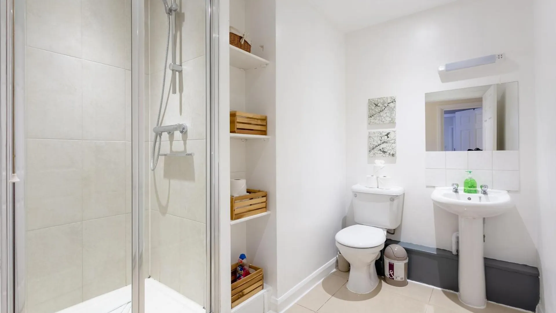 Apartment Stylish And Homely 4 Bedroom Home In East London